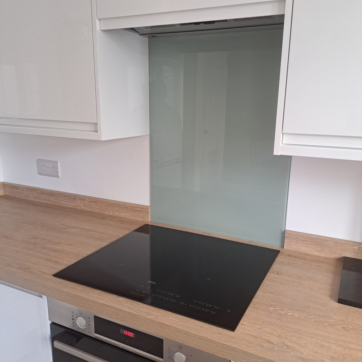 What Colour Splashback Works Best With a White Kitchen?