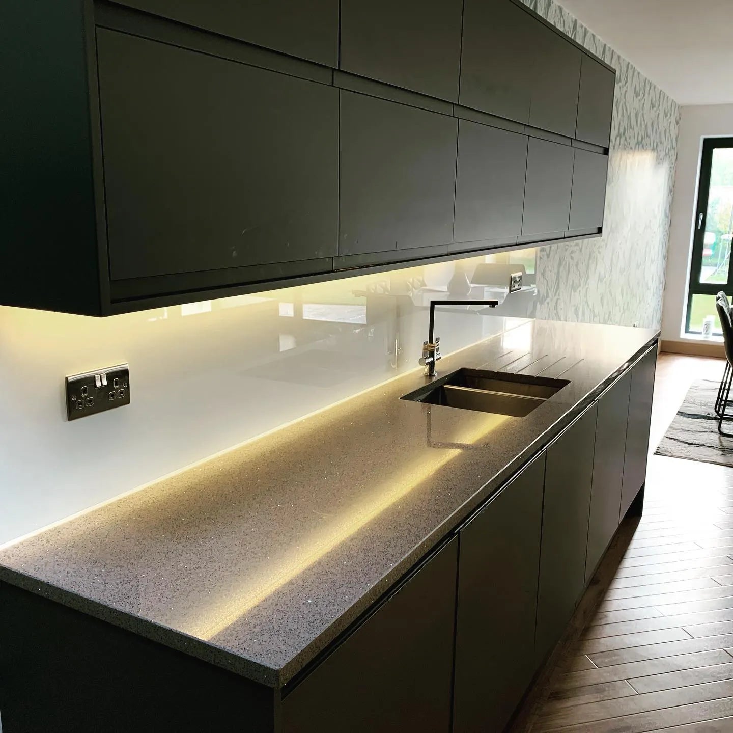 Are Kitchen Glass Splashbacks Heat Resistant?