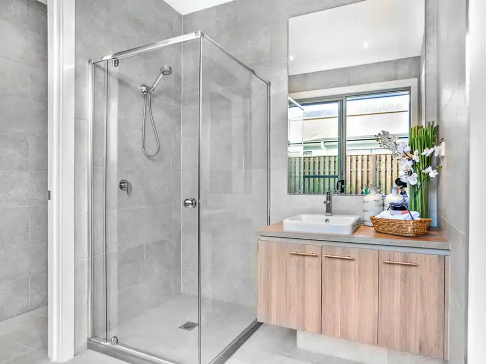 A Look into Using Glass Splashbacks in Your Bathroom